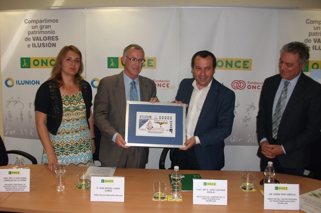 Foto de los participantes mostrando el cupón