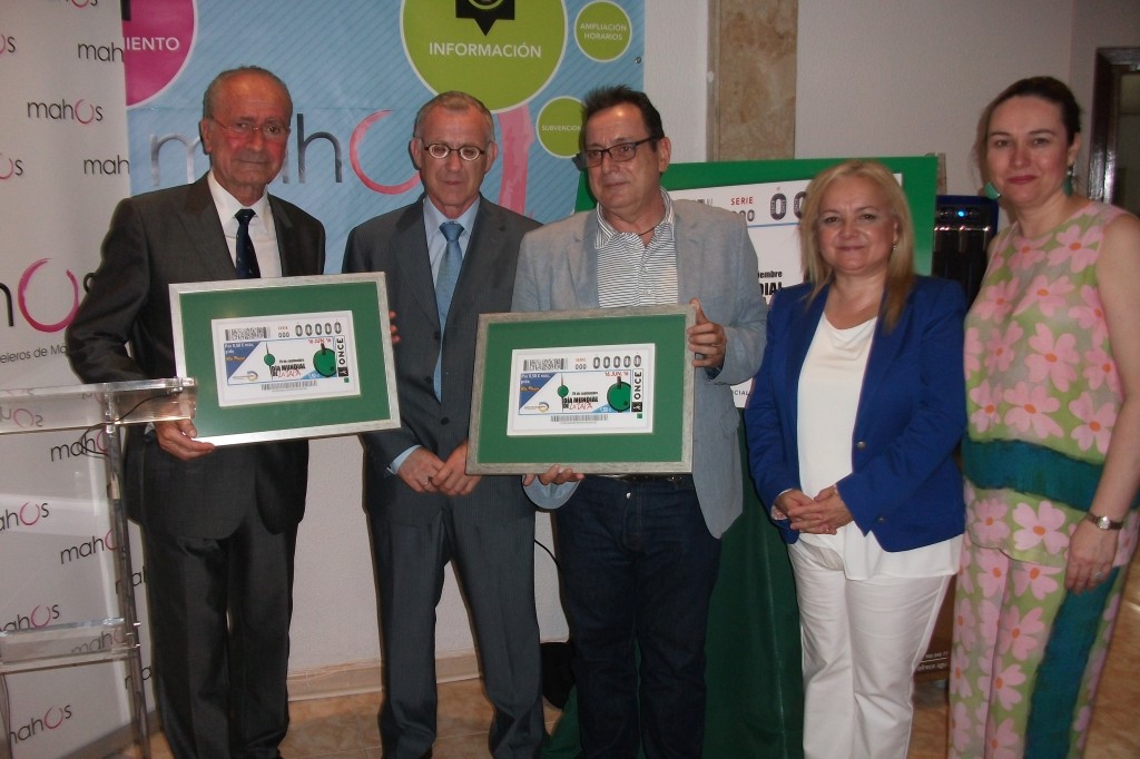 Foto de familia sosteniendo el cupón