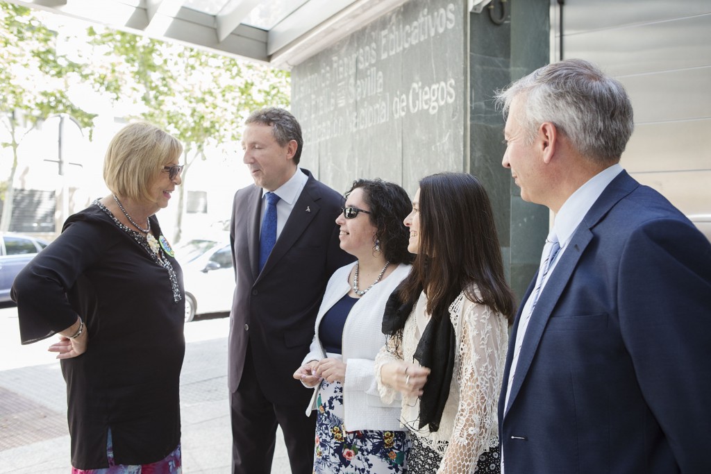 Adelaida de la Calle saluda al delegado territorial, presidenta del Consejo Territorial, directora del CRE y subdelegado territorial