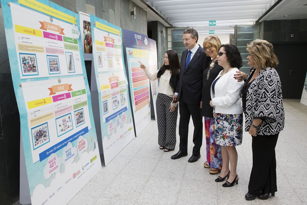 La directora del CRE, el delegado territorial, la consejera de Educación, la presidenta del Consejo Territorial y la delegada de Educación de la Junta en Sevilla viendo la exposición