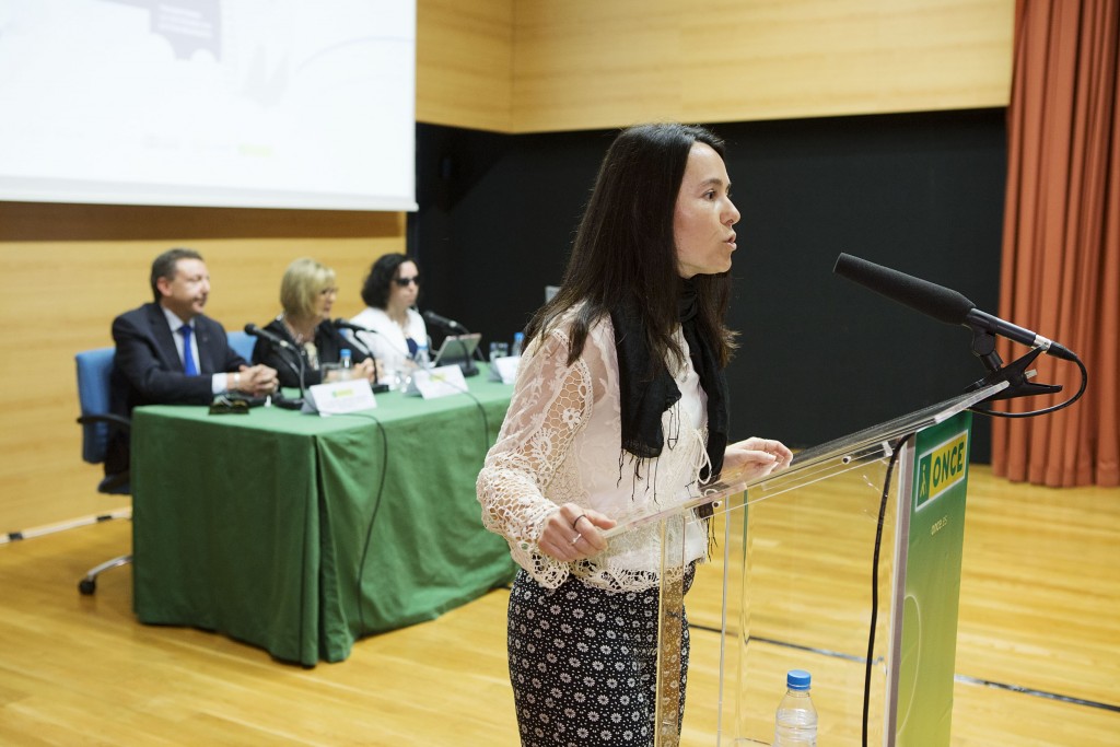 Imagen de Eva Pérez desde el atril en el escenario