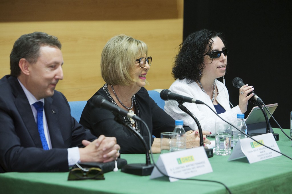 Viruet hablando desde el escenario junto a Cristóbal Martínez y Adelaida de la Calle