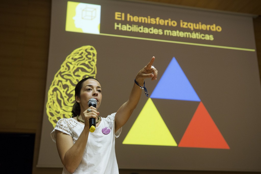 Desde el escenario la presentadora lanza preguntas al público sobre logística y matemáticas