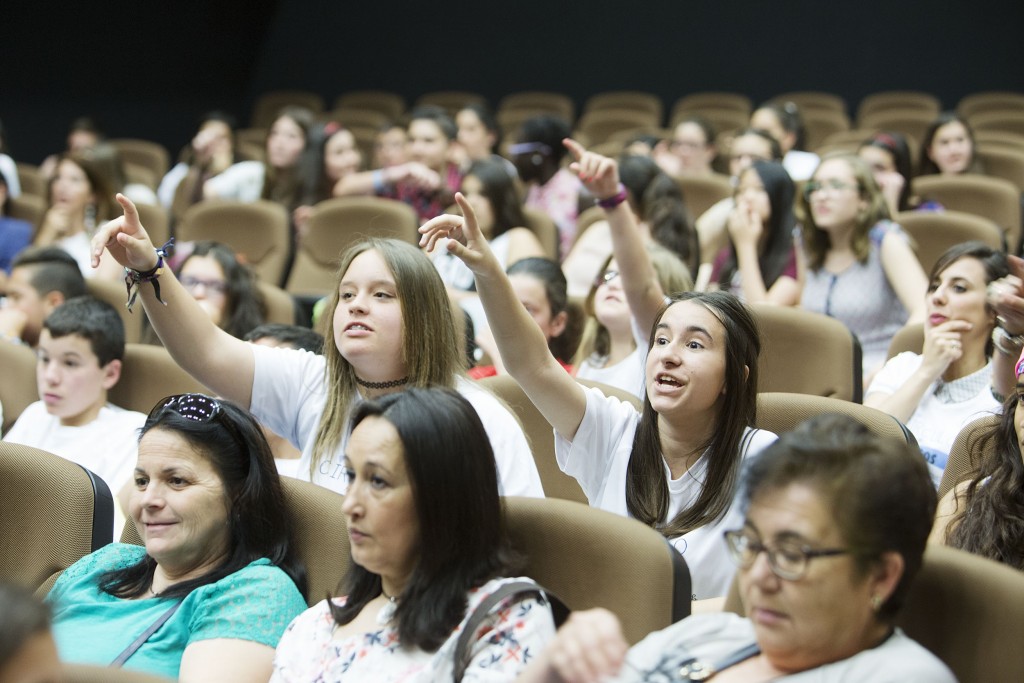 Alumnas esperando su turno para responder a las preguntas