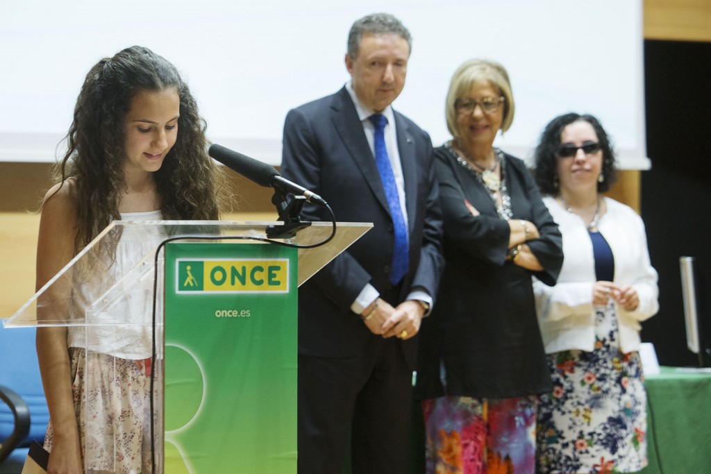 La alumna desde el atril junto al delegado territorial, consejera de Educación y presidenta del Consejo Territorial