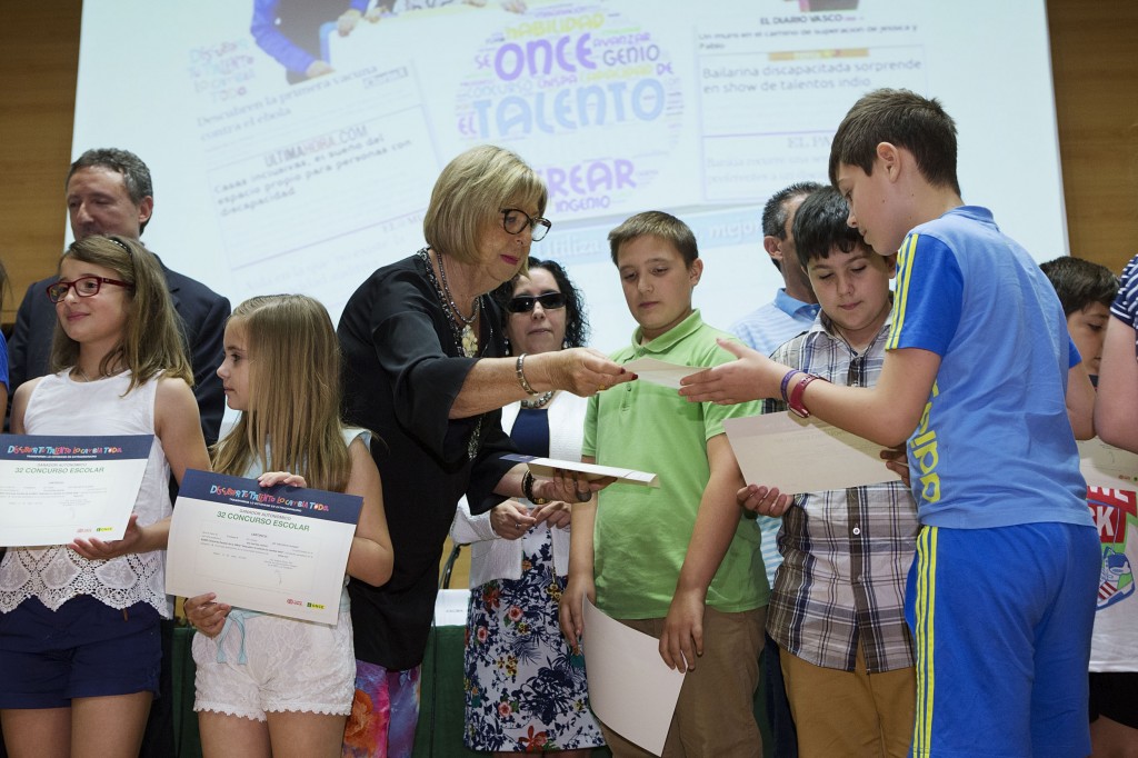 La consejera de Educación entrega a cada niño un diploma acreditativo