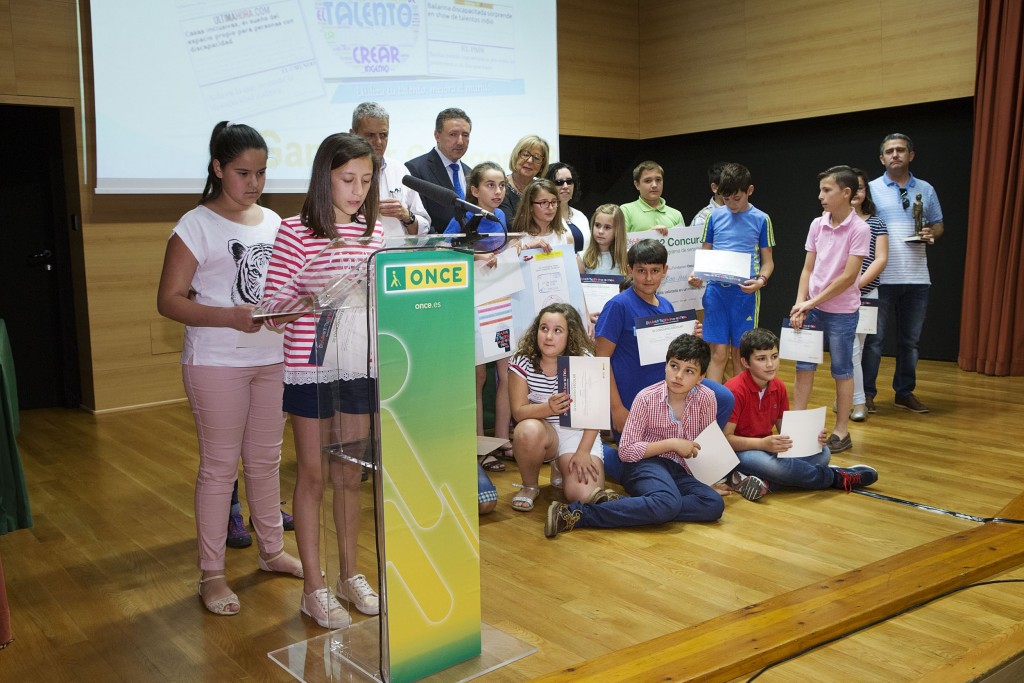 Una alumna leyendo la declaración en el escenario