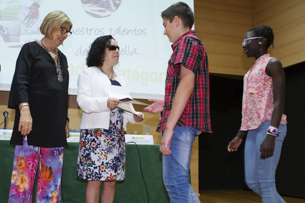 Entrega de los diplomas a los alumnos