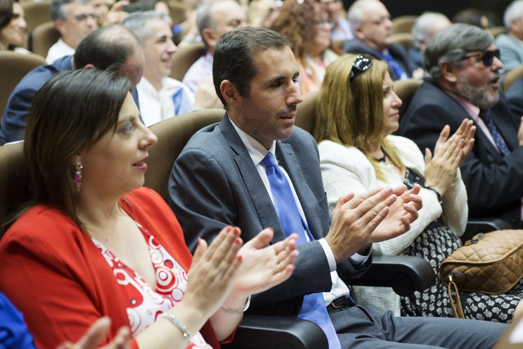 Perspectiva de público aplaudiendo