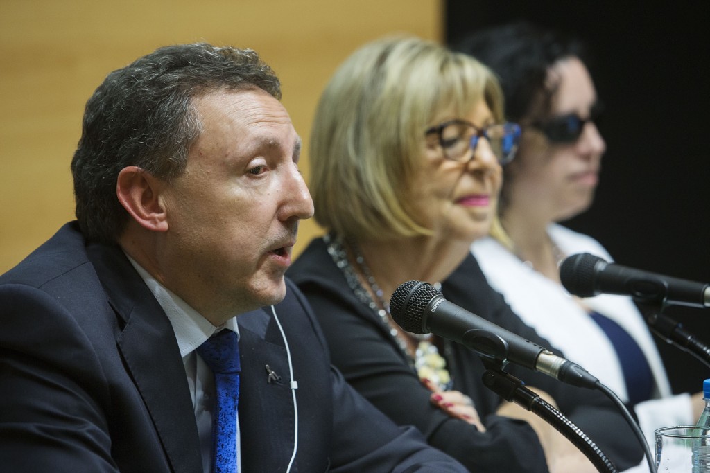 Cristóbal Martínez hablando en la mesa junto a Adelaida de la Calle e Isabel Viruet