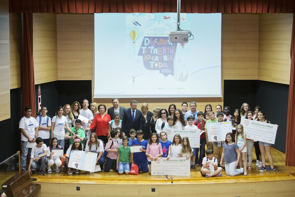 Todos los premiados en el escenario tras finalizar el acto
