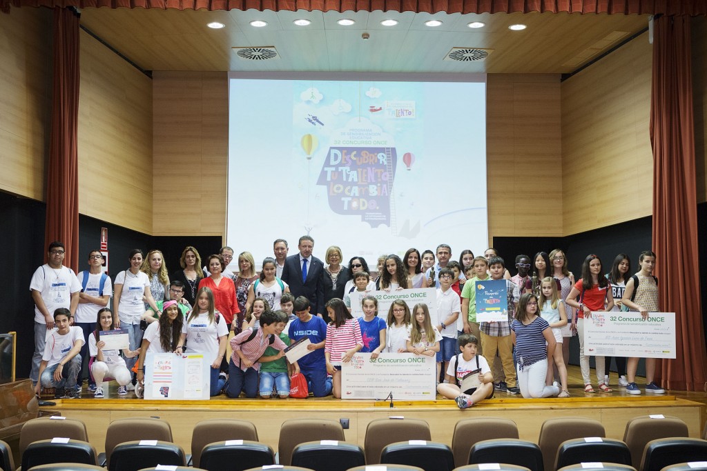 Foto de familia de todos los ganadores en el escenario del CRE
