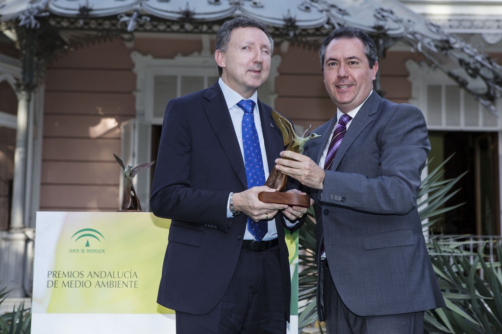 Cristóbal Martínez y Juan Espadas sosteniendo la escultura para el posado gráfico