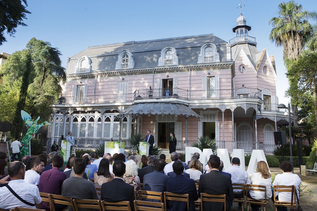 Vista general del público con el fondo de la Casa Rosa