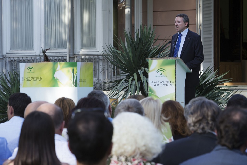 Perspectiva del público con el delegado territorial al fondo en el momento de su intervención