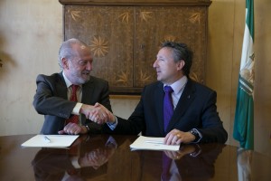Rodríguez Villalobos y Cristóbal Martínez se dan la mano tras la firma del convenio