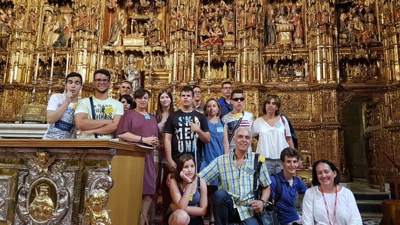 Los participantes ubicados alrededor del altar mayor de la catedral