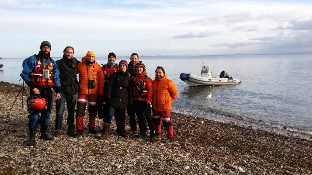 Foto de grupo de los integrantes del equipo en aguas de Lesbos