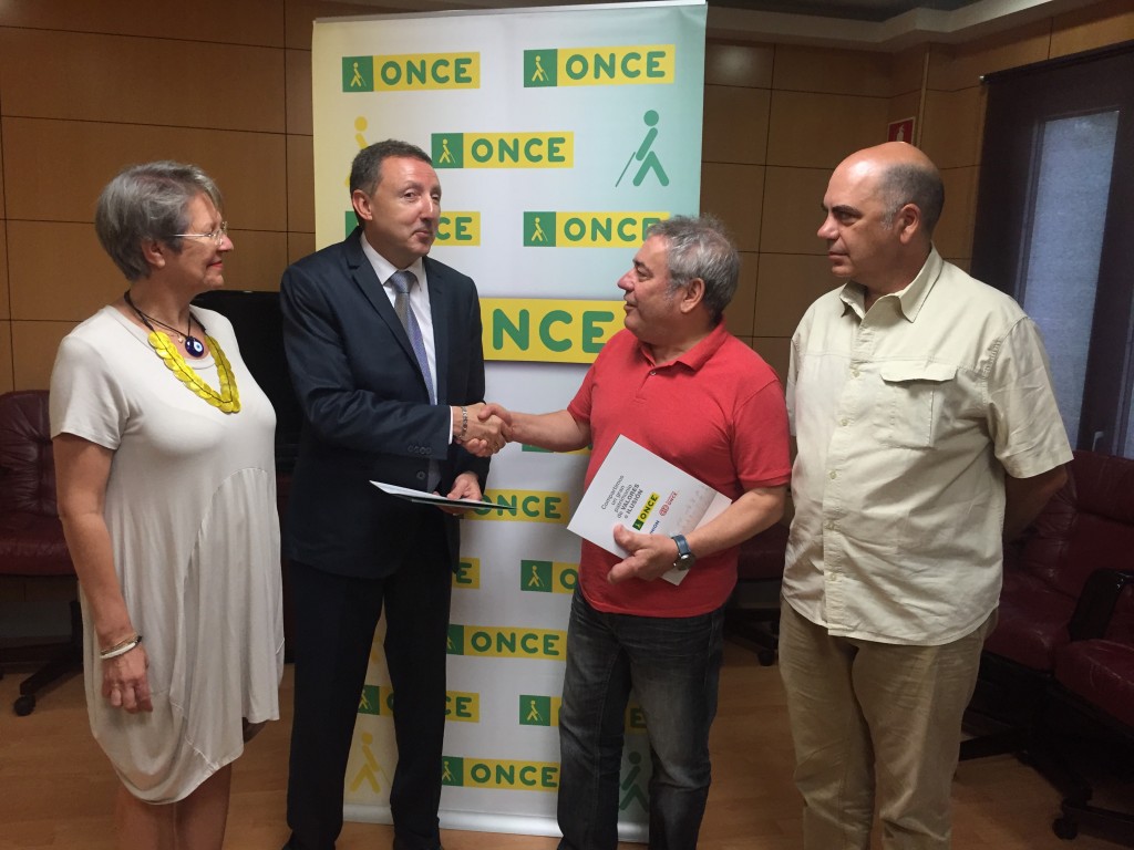 Cristóbal Martínez y Benito Caetano se dan la mano tras la firma