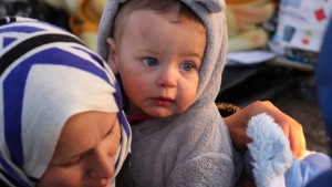 Una madre con un niño en brazos en la isla de Lebos