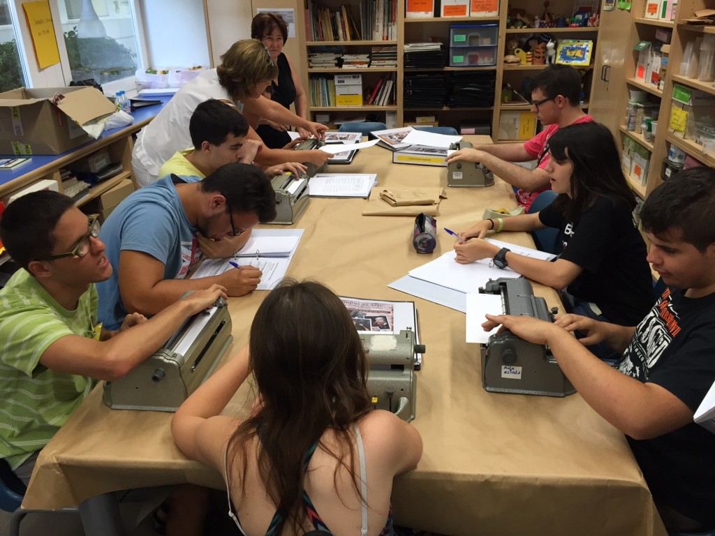 Los alumnos escribiendo con sus máquinas braille la evaluación del Campus