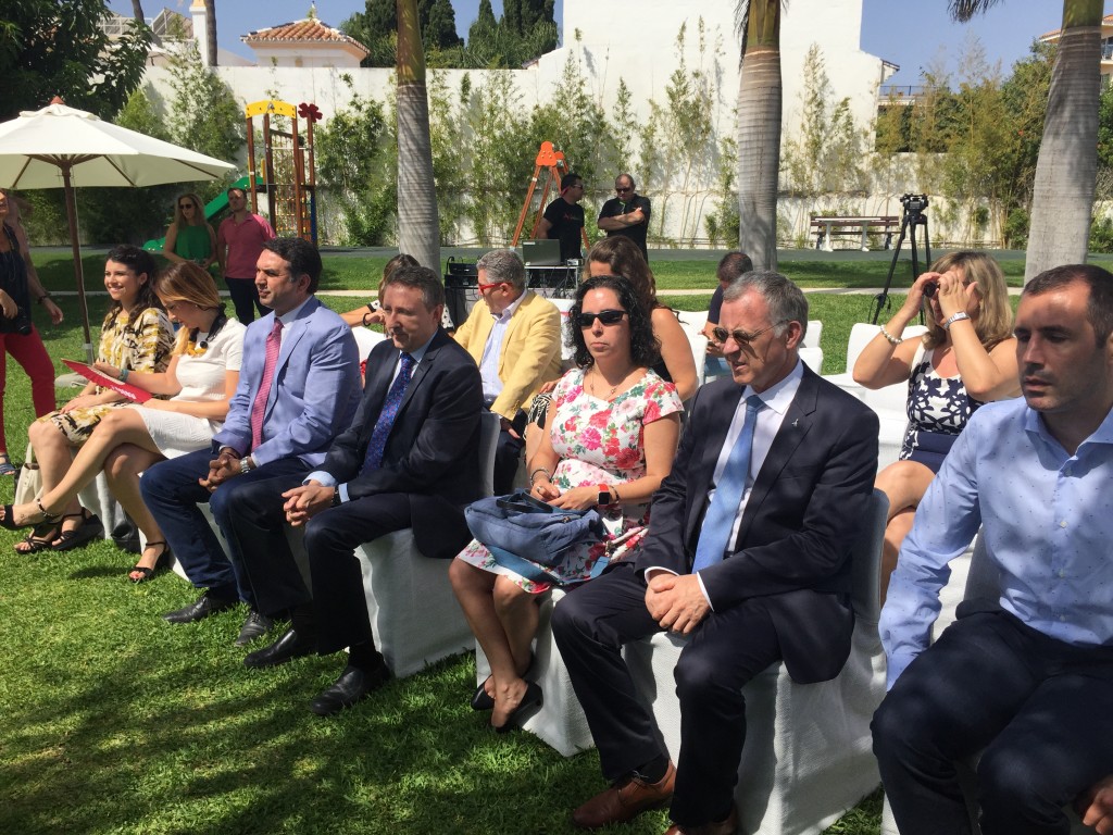 Aspecto general del público en los jardines del Parador de Nerja