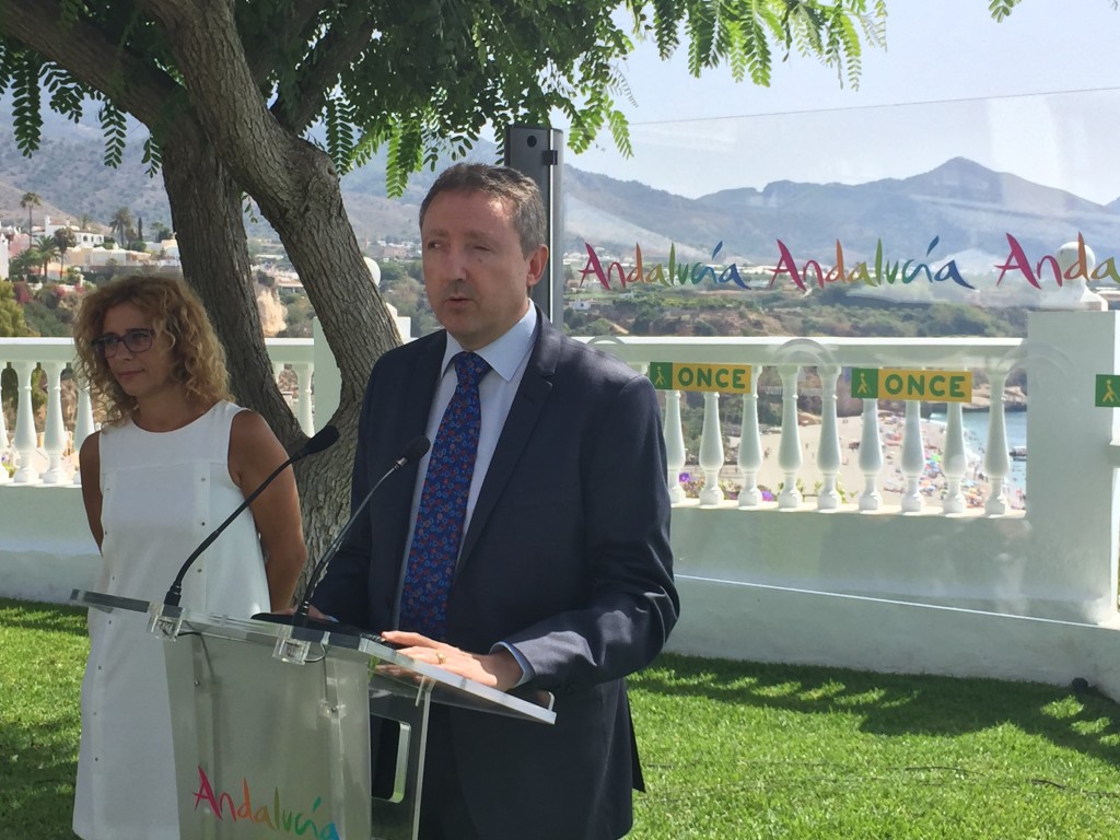 Cristóbal Martínez hablando junto a la alcaldesa de Nerja