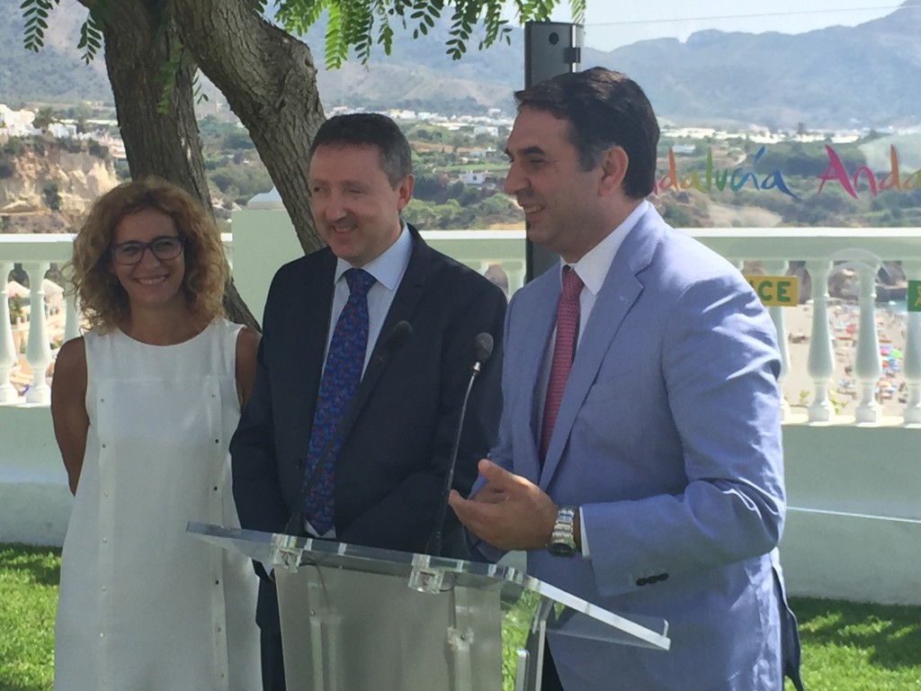 Francisco Javier Fernández hablando junto al delegado territorial y la alcaldesa de Nerja