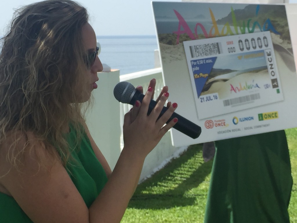 Primer plano de la cantante con el cupón de fondo