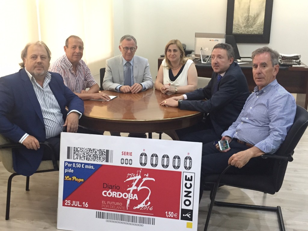 Todos sentados en torno a una mesa con el cartel del cupón en primer plano