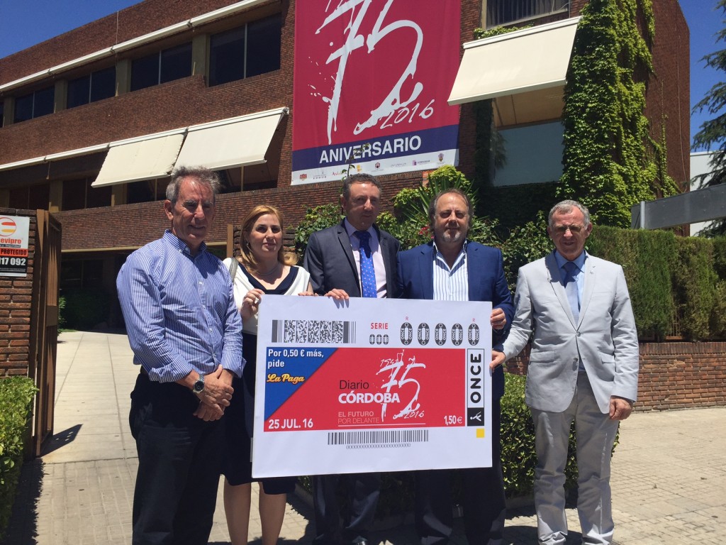Foto de familia mostrando la imagen el cupón en el exterior del edificio