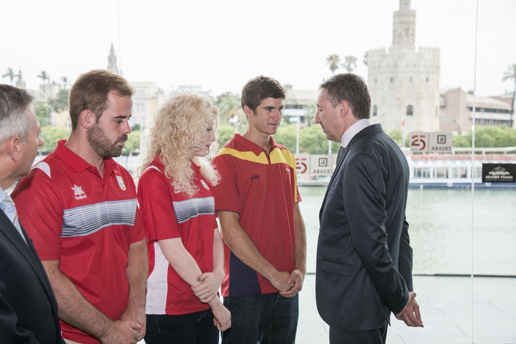 El delegado territorial de la ONCE y presidente de la FADEC, Cristóbal Martínez, conversa con los paralímpicos Abel Vázquez, Sara Fernánez y José Luis Fernández con el fondo del Río Guadalquivir a su paso por la Torre del Oro