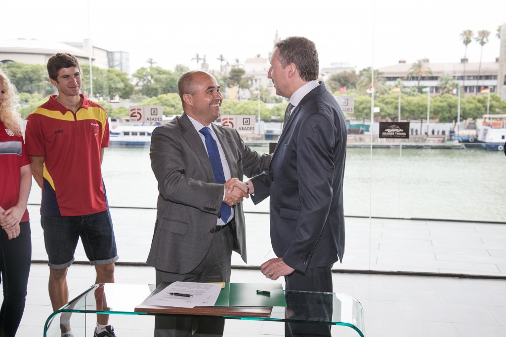 Cristóbal Martínez y Antonio Martín se dan un abrazo tras la firma