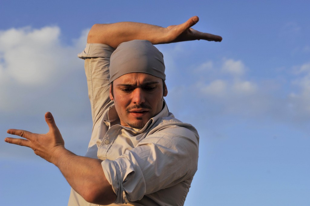 Primer plano de José Galán bailando con sus brazos abiertos envolviendo su cuerpo