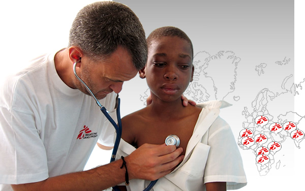 Un médico sin fronteras atendiendo a un joven africano