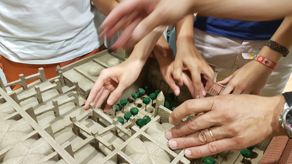 Las manos de los alumnos recorren la maqueta