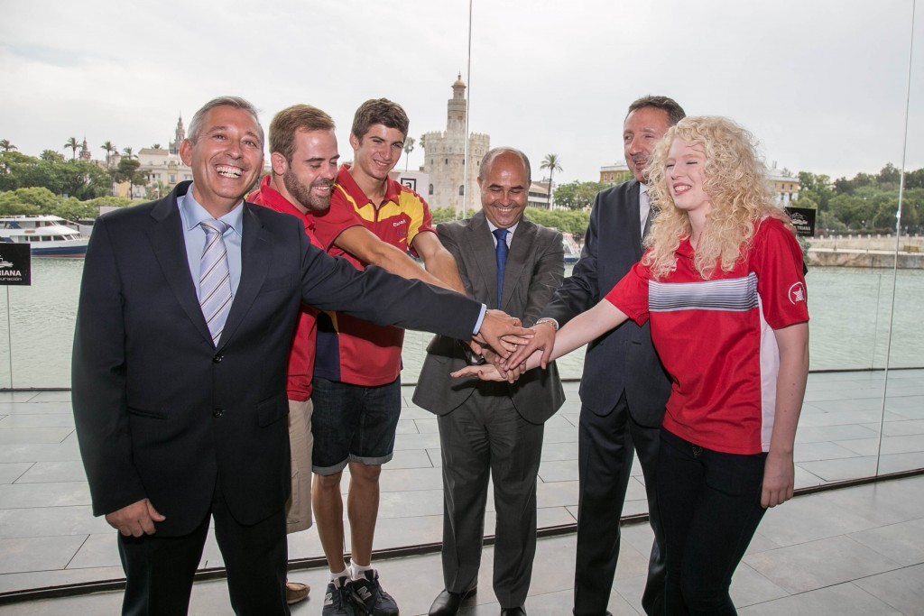 Tres de los paralímpicos en la firma del convenio entre la FADEC y el Grupo Abades