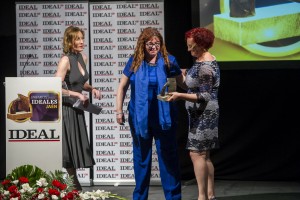 Rosario Sedano recibiendo el premio en el escenario del Teatro Leonor