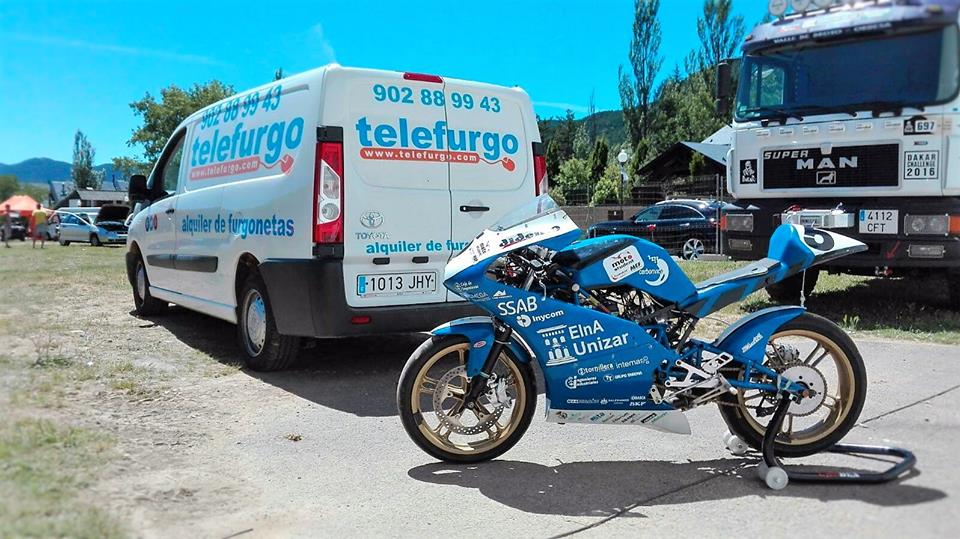 Una furgoneta de la plataforma Telefurgo y una moto