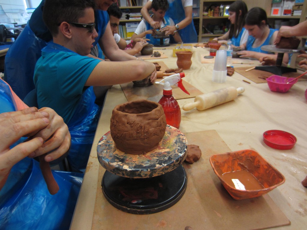 Los alumnos con las manos en la arcilla