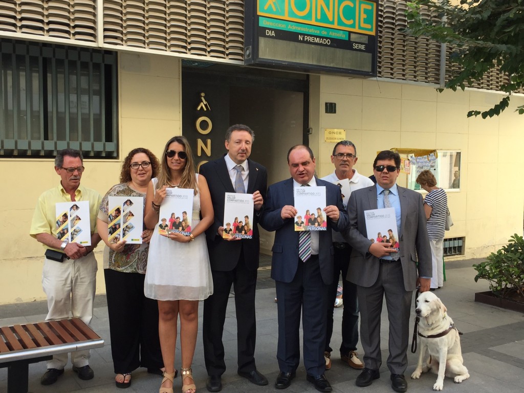 Foto de familia a las puertas de la sede de la ONCE en Almería