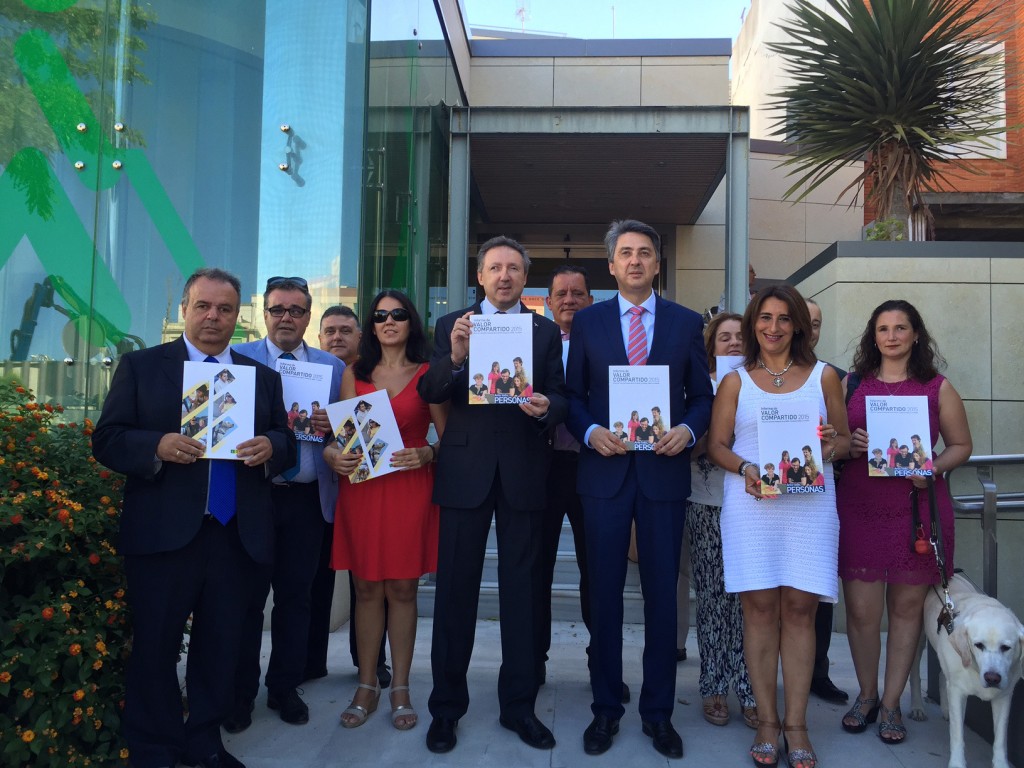 Foto de familia a las puertas de la sede de la ONCE en Cádiz