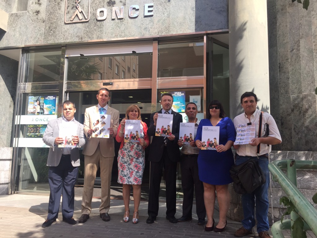 Foto de familia a las puertas de la sede de la ONCE de Córdoba