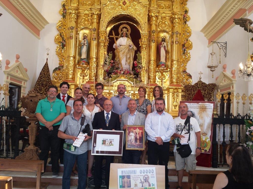 Todos juntos en torno al cupón en el interior de la iglesia frente al altar mayor