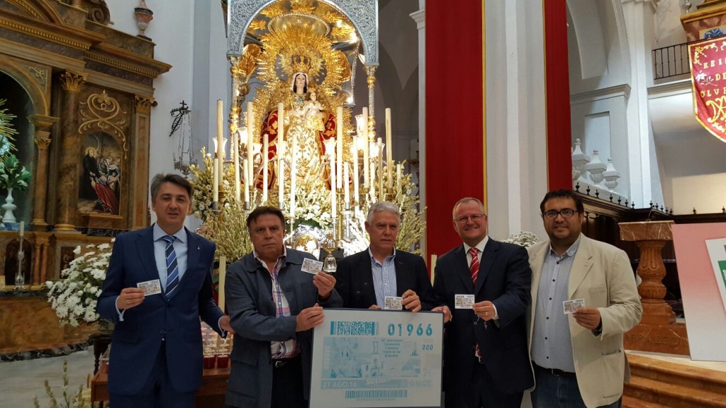Otra perspectiva de los particpantes mostrando el cupón con la virgen de fondo