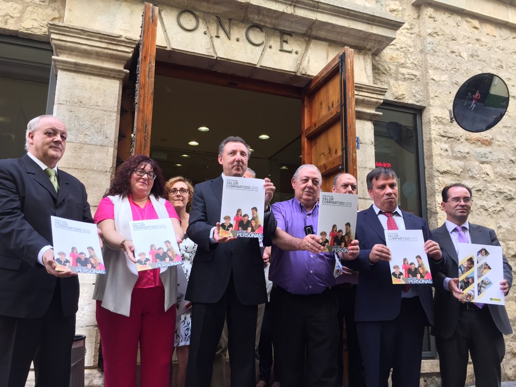 Foto de familia a las puertas de la sede de la ONCE en Jaén