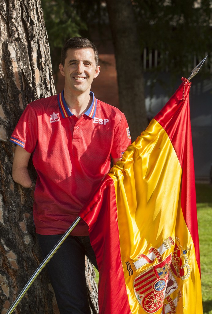José Manuel Ruiz feliz portando la bandera de España