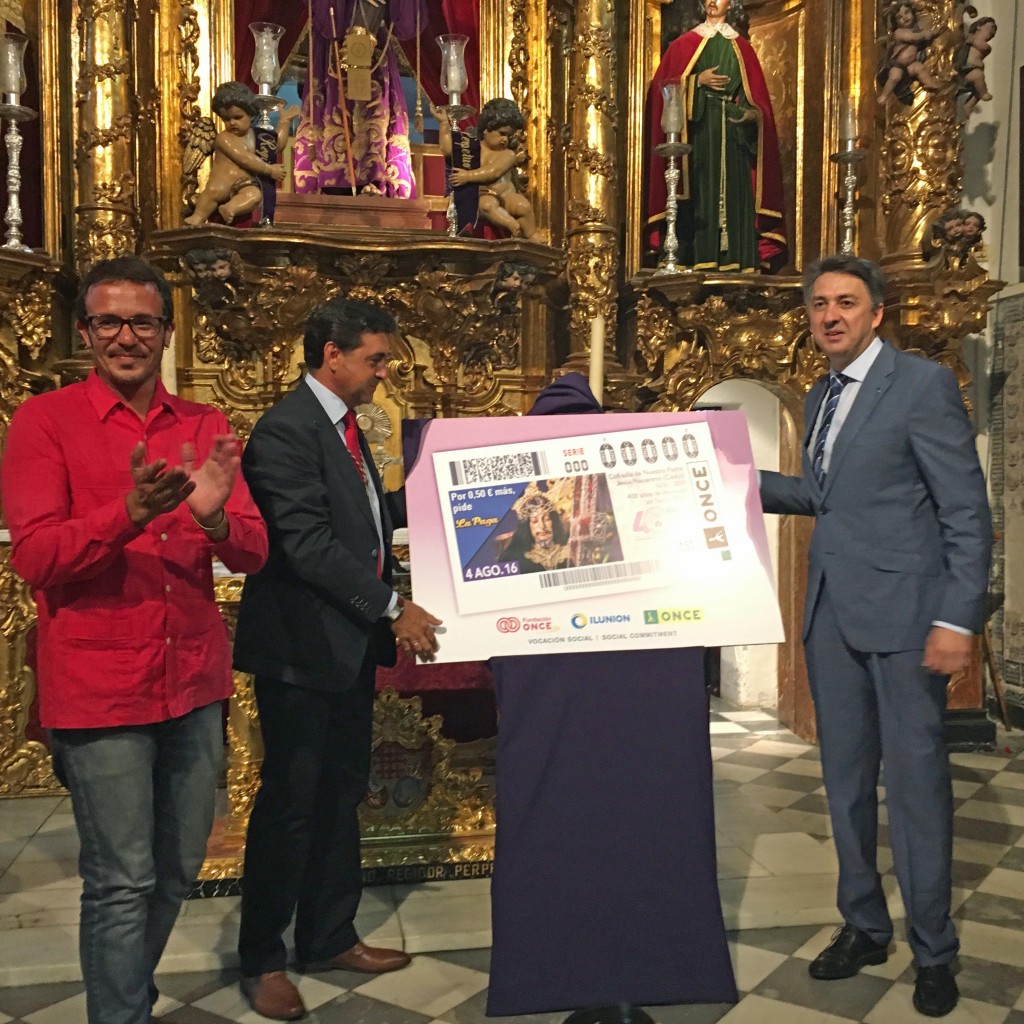 Posado gráfico con el cupón en el interior de la iglesia