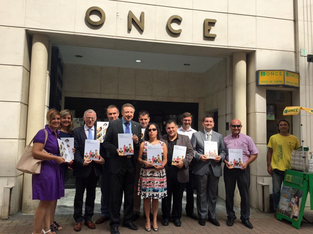 Foto de familia a las puertas de la sede de la ONCE en Málaga