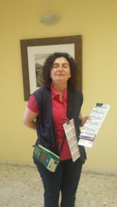 Patrocinio Lobato mostrando sus cupones